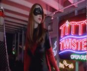 Прикольный бдсмчик с девушками в костюмах супергероев